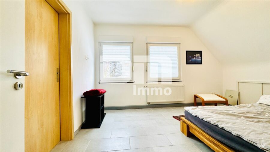 Umfangreich saniertes Ein- bis Zweifamilienhaus in idyllischer Ortsrandlage - OG / DG Schlafzimmer